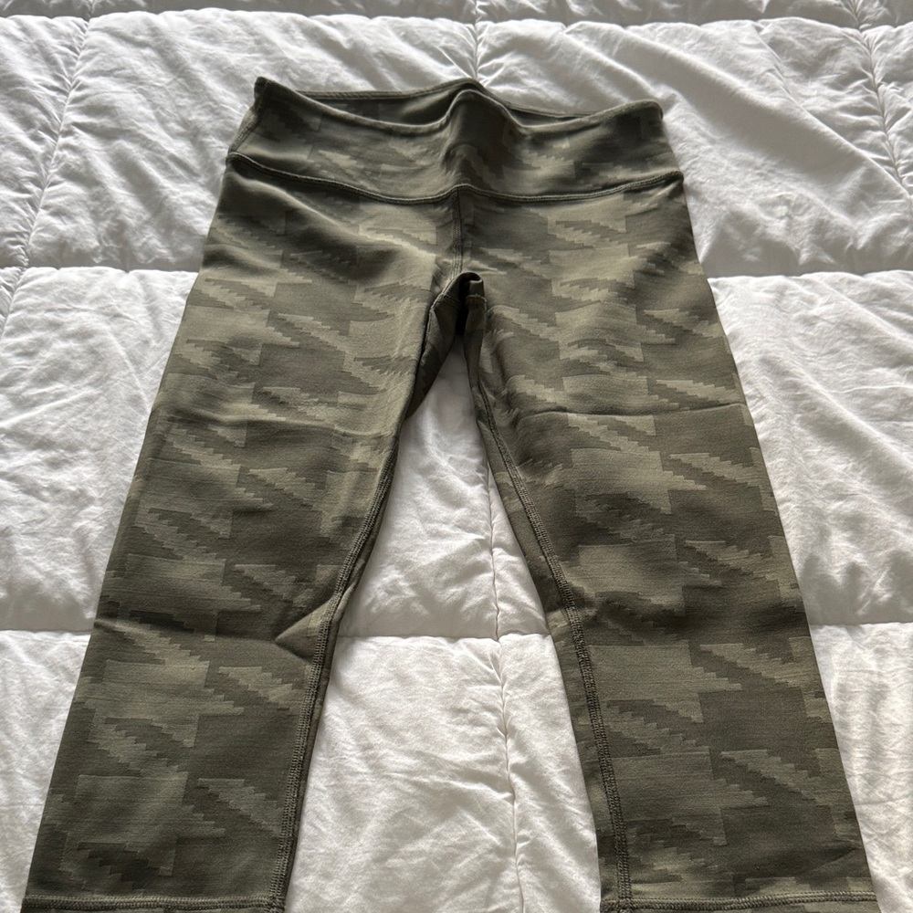 ALO Yoga Kids Olive Camouflage Leggings (love 4)